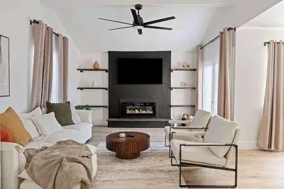 Haven House | King Bed & Backyard + Pool