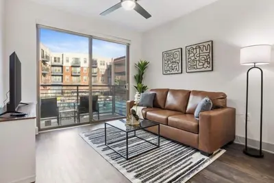 Image de Luxe 1 Bd Stay w/ Pool, Gym & Ev Charger