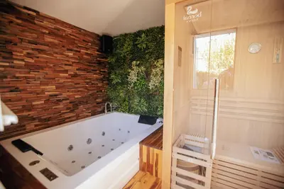 Image de Suite Marrakech · Sauna · Jacuzzi · Piscine · Vélo · ardèche