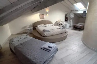 Image de Deluxe Double Room With Round Bed In The Center Of Albenga Up To 4 People