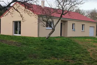 Image de maison de plein pied sur grand terrain arboré