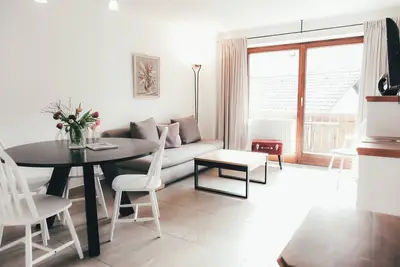 Image de Comfortable Two-Bedroom Apartment with Balcony