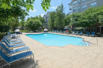 Image de 2 Bedroom North Shore Apartment- Pool -Gym -Trail - Shopping