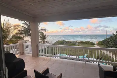 Image de Sea of Blue Luxury Beachfront Villa - East Grand Bahama