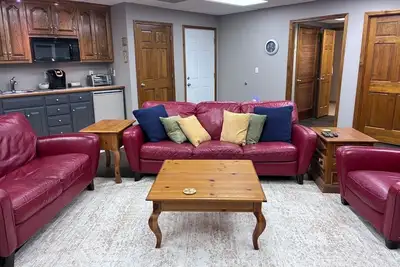 Image de Ground level apartment-private garage & entrance in Liberty!