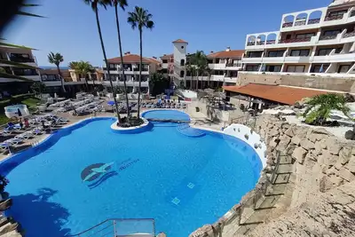 Image de Sunny Poolside Modern Apartment in Tenerife South