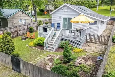 Image de Cozy Lake Cottage - Pet Friendly