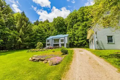 Image de 3-bedroom house in lovely Pittsfield close to wedding venues, trails and skiing!