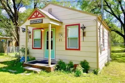 Image de Entire Little House with Vintage Airplane Theme