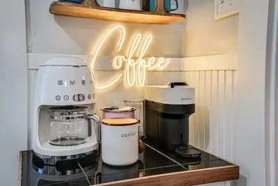 Image de The Groovy Den• Game Room • 6 Min to Masters • Bbq/Courtyard/Outdoor Space