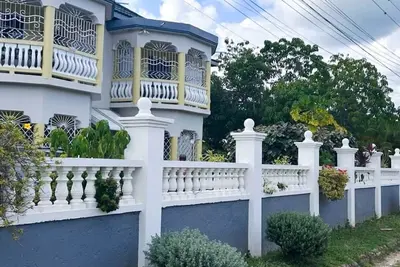 Image de 2br apt near beach, river, spa & highway access to Kingston & Mandeville,