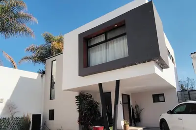 Image de Beautiful and cozy house, garage, easy access to fast roads.