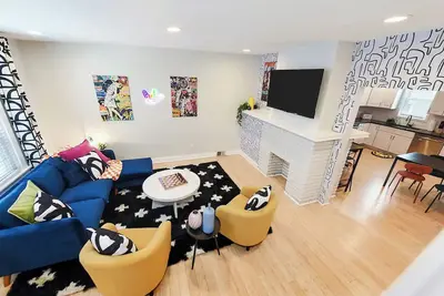 Image de Modern Lawrenceville 4br w/ Deck + 2 Car Garage w/ Ev Charger - Sleeps 11