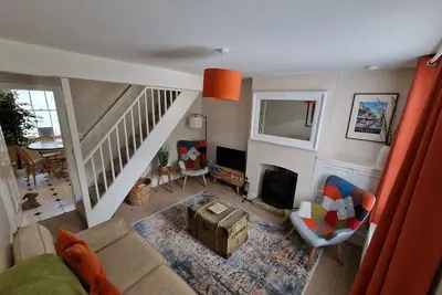 Image de Enchanting 2-Bed Riverside Cottage with Parking