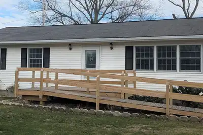 Image de Spacious home with handicap ramp, boat parking, a golf cart is also available