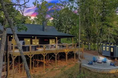 Image de Modern Mountain Luxury w/ Hot tub, Bbq, Hammock, Foosball, Cornhole + More!