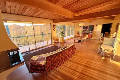 Image de Spacious Hillside Mid-century Designer Home with Views