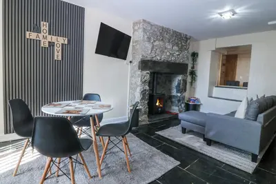 Image de Tegfan, with open fire in Garndolbenmaen