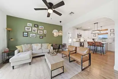 Image de 9br Retreat, Deck Lounge, Pool & Pickleball Court