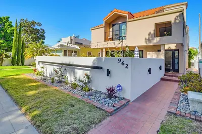 Image de Charming 2-Bedroom Condo with Rooftop Deck. Close to Shops, Restaurants & Beach.