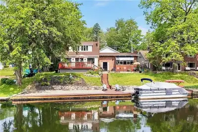 Image de Portage Lakes Getaway - 5 Bedroom Lakefront Home