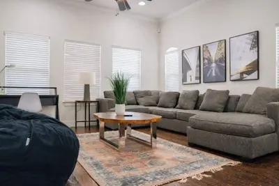 Image de Stunning 3-Story Home: 1 Min to Lower Greenville
