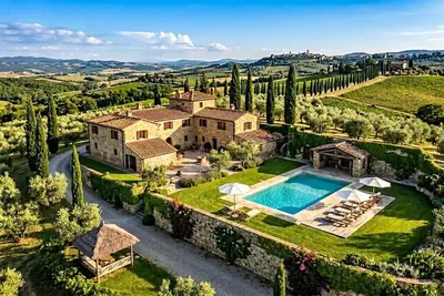 Image de Majestic Castle & Vineyard Amidst Rolling Tuscan Hills