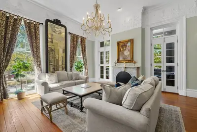 Image de Wayne Mansion Main House and Garden Level