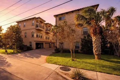 Image de Elegant 2br Townhome Walking of Lower Greenville