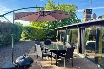 Image de Charmante maisonnette avec jardin à 2 min de Lisieux – calme, confort & détente