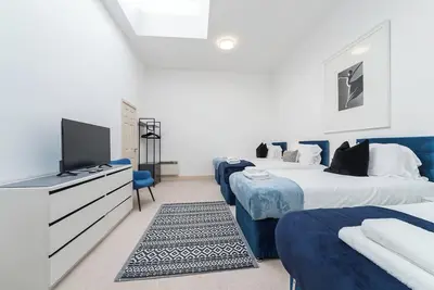 Image de Spacious 4-bedroom home with 2 bathrooms and a modern kitchen, perfect for groups or contractors. Quiet location with easy access to Basingstoke town centre.