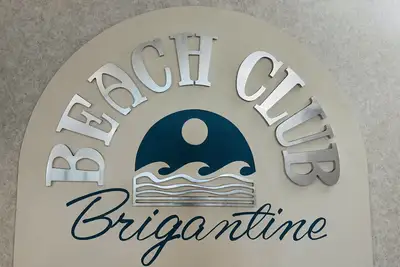 Image de Resort style living in this spacious oceanfront beach condo,