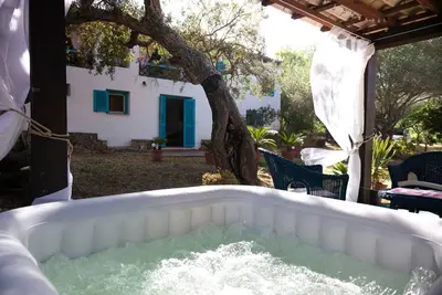 Image de Découvrez la nature et la tranquillité dans notre magnifique villa à Porto Istana, offrant une vue imprenable sur l’île de Tavolara. Cette splendide résidence dispose de 5 chambres confortables et de 3 salles de bain, pouvant accueillir jusqu'à 1