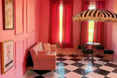 Image de Beautiful Creekside loft over Historic Mannington