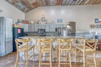 Image de 5 O'clock Somewhere~Near River~Pool~Hot Tub~15 Mins from Garner St Prk