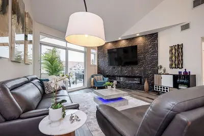 Image de Newly renovated 2, 000 sq ft penthouse loft at Discovery Bay. Sleeps 12 with 4 bedrooms, new kitchen, 3 full baths, custom stone media wall, and glass loft wall. Lake views, steps to beach, plus pools, gym, hot tub, games room & 2 secured parking stal