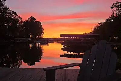 Image de Peaceful 5-bedroom Lake House in gated Reynolds Landing for Masters or Vacation