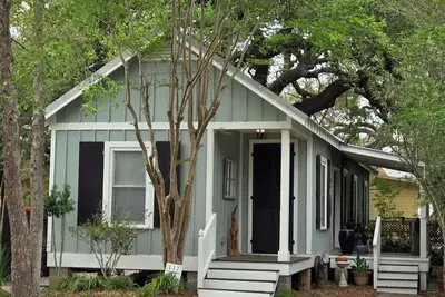 Image de Casa Bambino\nCozy 2-bedroom cottage walking distance to beach and downtown.