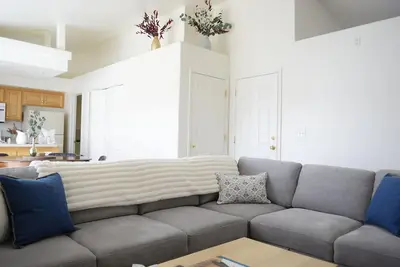 Image de 2-bedroom townhome w/ king bed, chef's kitchen +chimney in charming Ammon