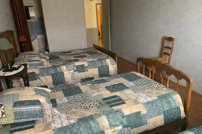 Image de Chambre d’hôtes « Chambre Bleu » avec vue montagne, terrasse partagée et Wi-Fi