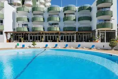 Image de Sweet Green Tower avec vue sur la mer et piscine partagée