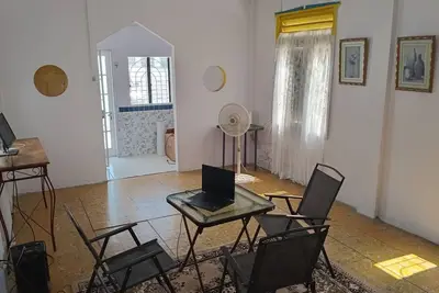 Image de Cozy 1 bedroom studio apartment with bathroom, kitchennette and dining area