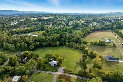 Image de Farmhouse Escape on 13 acres Near Smokies, Pigeon Forge, Gatlinburg.