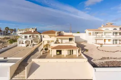 Image de Beautiful, Huge Beachfront Home Serenity Beach