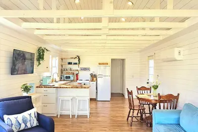 Image de Lou Lou's Hideway: Historical Cottage in Cortez |Walk to Beaches & Marina