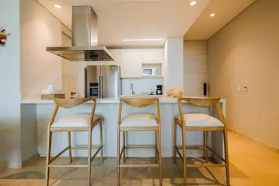 Image de 3br waterfront retreat with pool and jacuzzi
