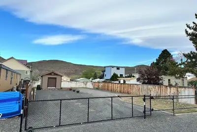 Image de Rv parking in Sunland, close to the park and the store. Shared Site