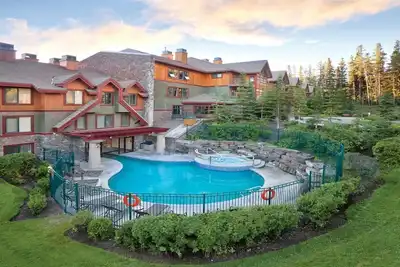 Image de Canmore 1br – Mountain Views, Hot Tub & Banff Access