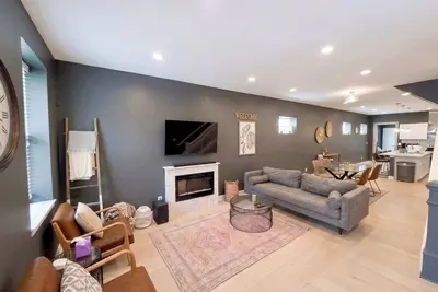 Image de Spacious home with backyard and workspace