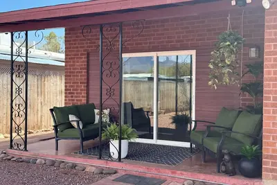 Image de Midcentury 2-Bedroom Home Near University of Arizona